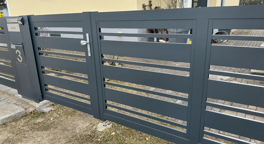 Moderner Aluminiumzaun mit breiten Lamellen bei Leipzig