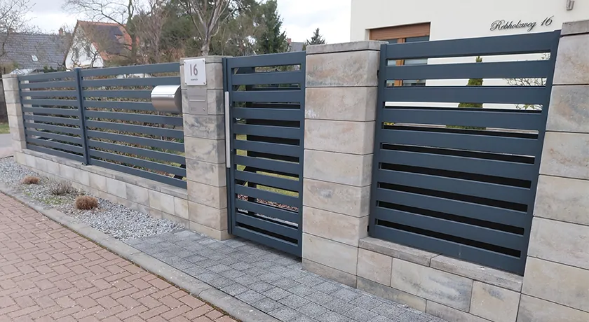 Moderner Aluminiumzaun mit Tor und Pforte in Brandenburg