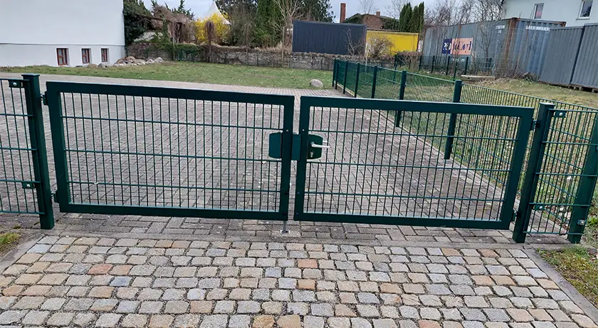 Grüner Einstabmattenzaun für einen Firmenparkplatz