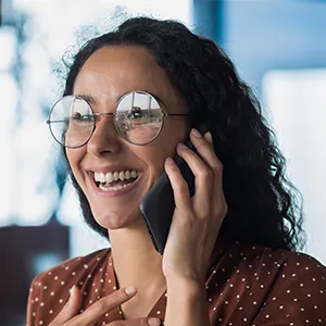 Kundin bei der telefonischen Kontaktaufnahme mit MAS ZAUNBAU zu einem neuen Zaunprojekt
