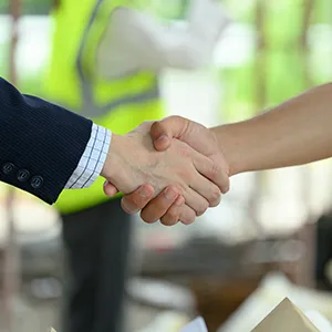 Handschlag zwischen einem Mitarbeiter von MAS ZAUNBAU und einem Kunden als Zeichen für Vertrauen und Erfahrung