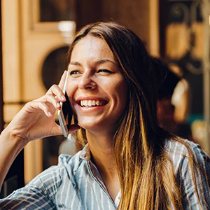 Zufriedene Kundin von MAS ZAUNBAU bei einer kostenlosen telefonischen Beratung zur Zaunplanung