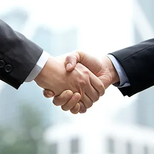 Handschlag zwischen einem Mitarbeiter von MAS ZAUNBAU und einem Kunden als Zeichen für eine erfolgreiche Zusammenarbeit