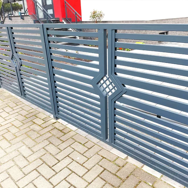 Grauer Metallzaun mit geometrischen Zierelementen auf einem privaten Grundstück in Berlin