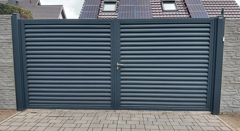 Moderne Stahltoranlage für ein Betonzaunsystem bei Dresden