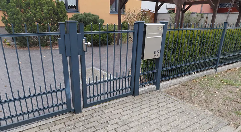 Minimalistischer Stahlzaun mit Automatiktor in Brandenburg