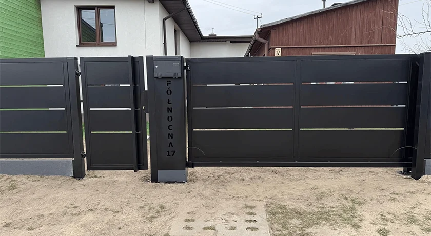 Massiver Stahlzaun mit Automatiktor und Pforte in Polen