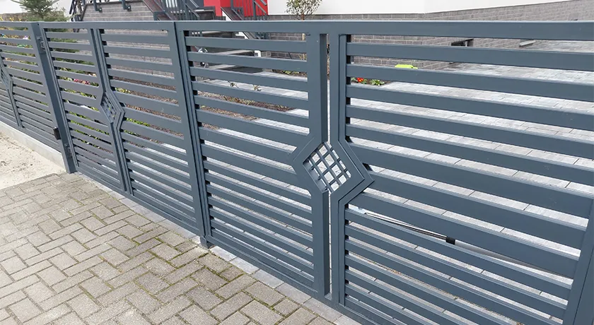 Dekorativer Stahlzaun mit geometrischen Ornamenten bei Berlin