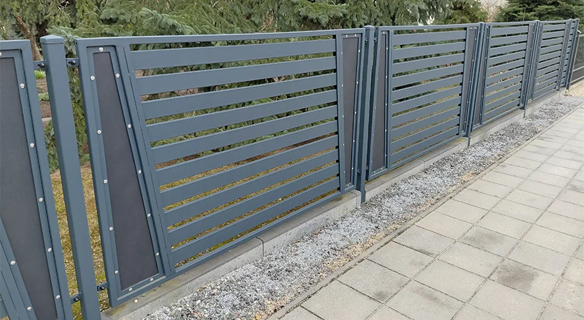 Moderner Stahlzaun mit geometrischen Kompositeinsätzen bei Magdeburg