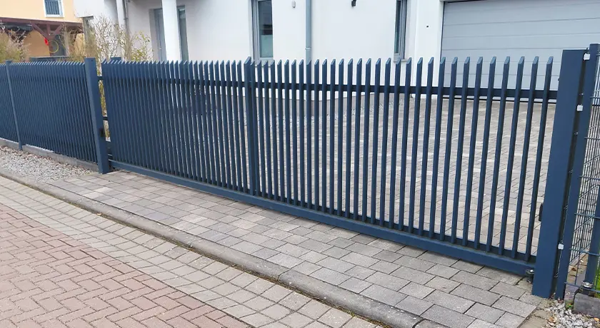 Moderner Stahlzaun mit Tor und Pforte in Ostdeutschland