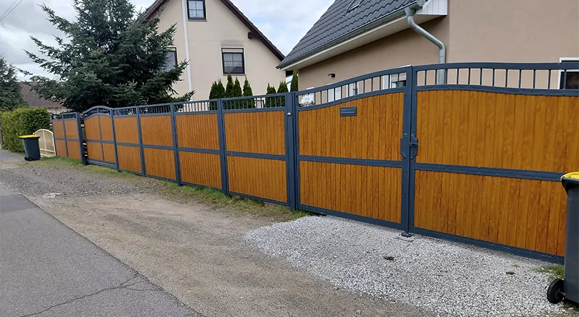 Moderner Stahlzaun mit WPC-Füllung in Holzoptik bei Cottbus