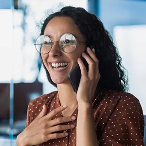 Kundin im telefonischen Beratungsgespräch zu Fragen rund um Zäune und Montage