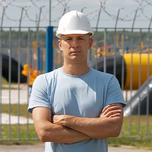 Zaunbauer von MAS ZAUNBAU bei der Montage einer Zaunanlage in Deutschland